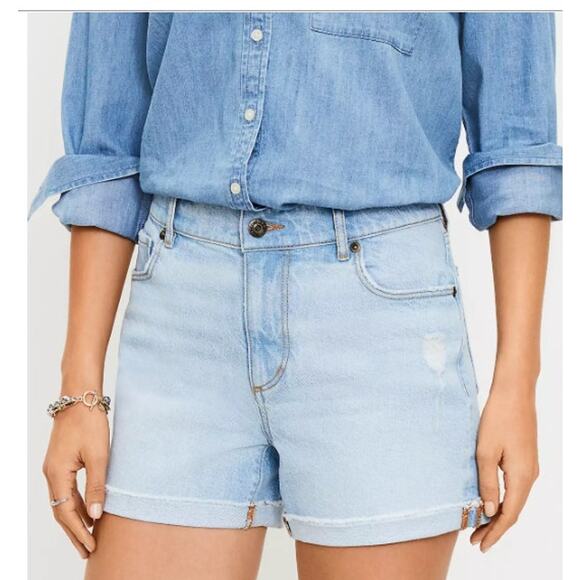 New NWT Loft Fresh Cut Denim Roll Shorts in Light Indigo Wash Size 29 / 8 - Picture 2 of 8